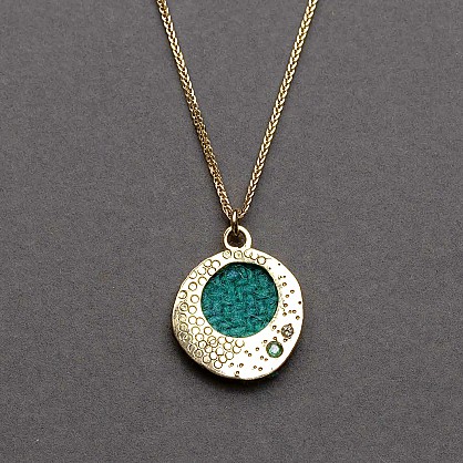 9ct Yellow Gold , Harris Tweed - Approx 20mm- 18inch Chain
2.5mm Emerald 1.5mm Diamond
